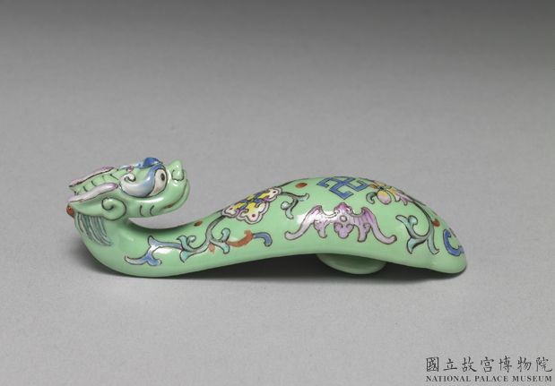 清 綠地粉彩萬福龍首帶鈎